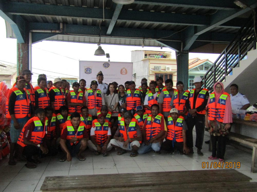 KSOP MUARA ANGKE BAGIKAN LIFE JACKET DAN PAS KECIL KE NELAYAN KAMAL MUARA