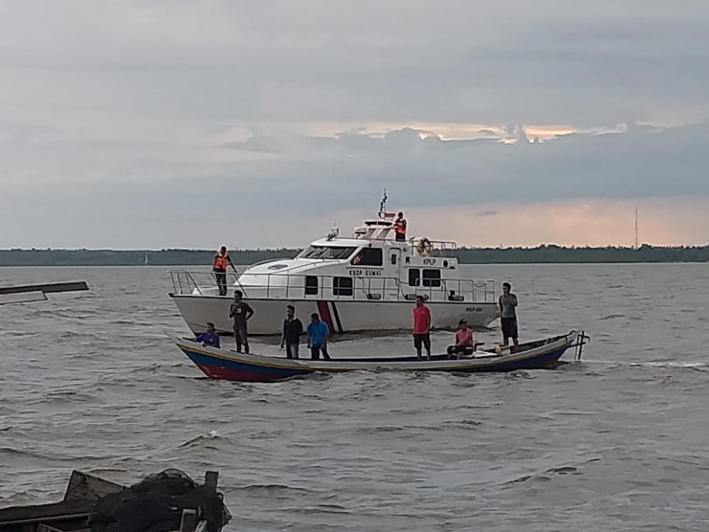 KSOP KUMAI LANJUTKAN PENCARIAN SATU ORANG KORBAN MUSIBAH TENGGELAMNYA PERAHU KLOTOK DI PERAIRAN TANJUNG