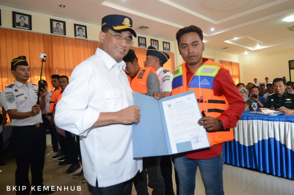 Tingkatkan Aspek Keselamatan Kapal Nelayan, Kemenhub Berikan Life Jacket dan Pelayanan Gratis