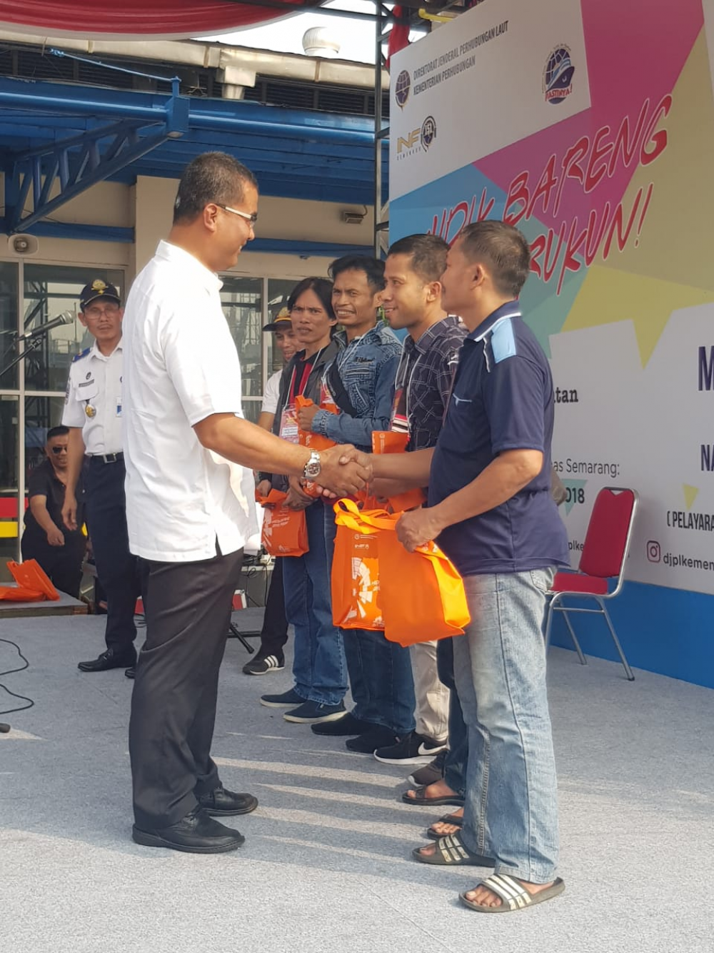 DIRJEN HUBLA LEPAS KAPAL PERINTIS ANGKUT PEMUDIK GRATIS SEPEDA MOTOR DENGAN KAPAL LAUT