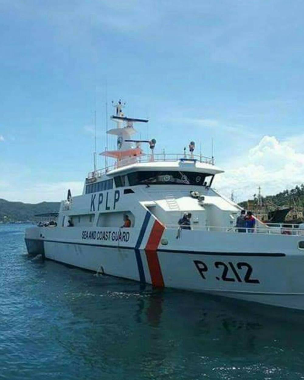 Kapal Patroli KPLP KN.P 212 Selamatkan Korban Terbaliknya Kapal Ikan KM. Rejeki 03