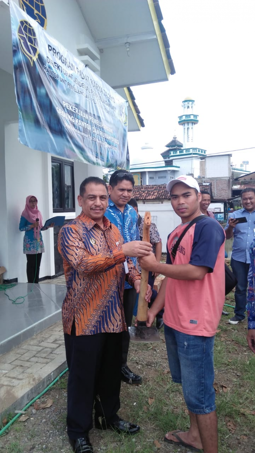 PERAWATAN KANTOR DAN RUMAH DINAS UPP JEPARA, WARGA SEKITAR TERLIBAT DALAM PADAT KARYA KEMENTERIAN PERHUB