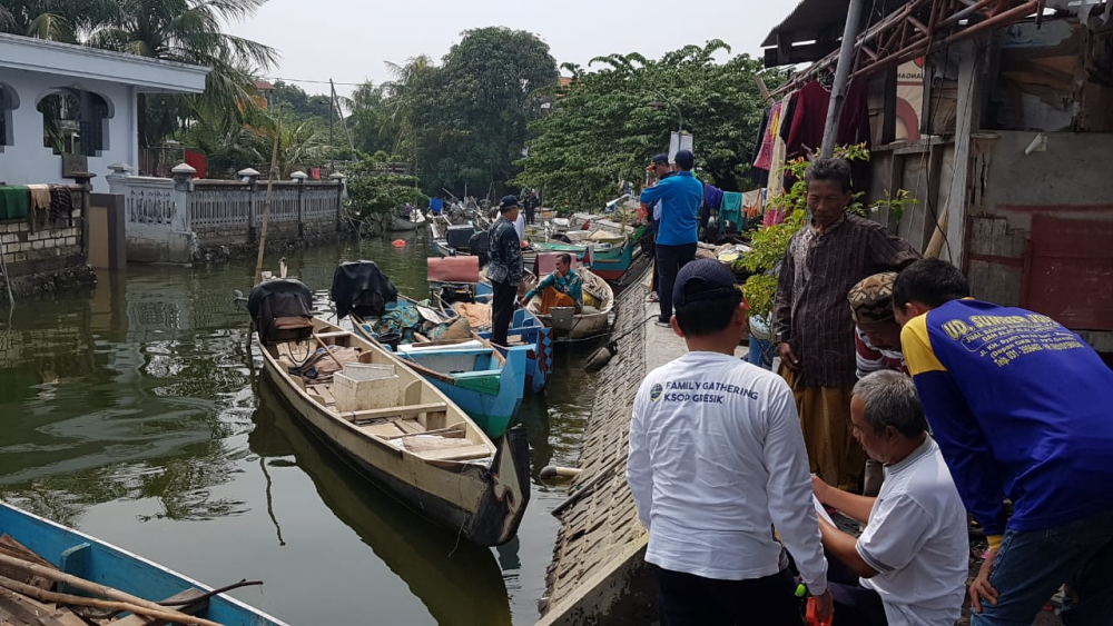 SEBANYAK 555 PAS KECIL KAPAL PENANGKAP IKAN TELAH DISERAHKAN KEPADA NELAYAN DI WILAYAH PELABUHAN GRESIK