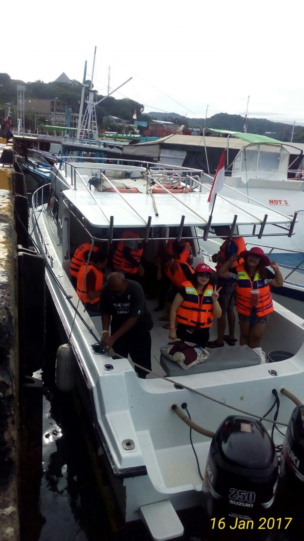 WISATAWAN DI LABUAN BAJO SANGAT CERIA DENGAN LIFE JACKETNYA 16/01/2017
