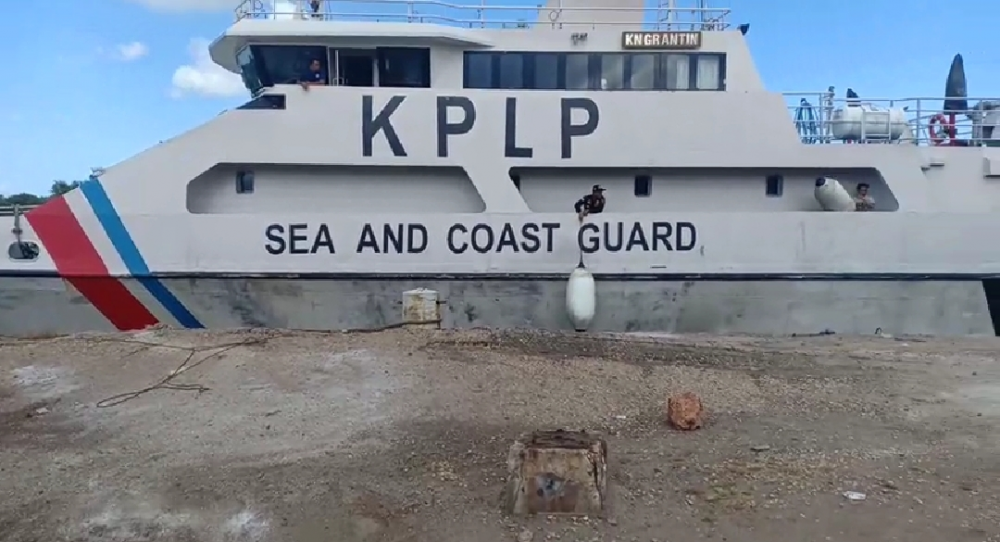 KAPAL PATROLI KNP. GRANTIN GABUNG TIM SAR CARI KORBAN MUSIBAH TENGGELAMNYA PERAHU KAYU KM. AMIN JAYA