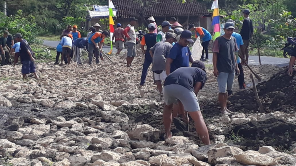 RATUSAN WARGA DESA SAMAS BANTUL IKUT KEGIATAN PADAT KARYA KEMENTERIAN PERHUBUNGAN