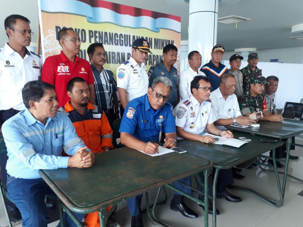 PERCEPATAN PENANGGULANGAN TUMPAHAN MINYAK DI BALIKPAPAN, KSOP BALIKPAPAN KERAHKAN 5 SET KAPAL DAN OIL BO