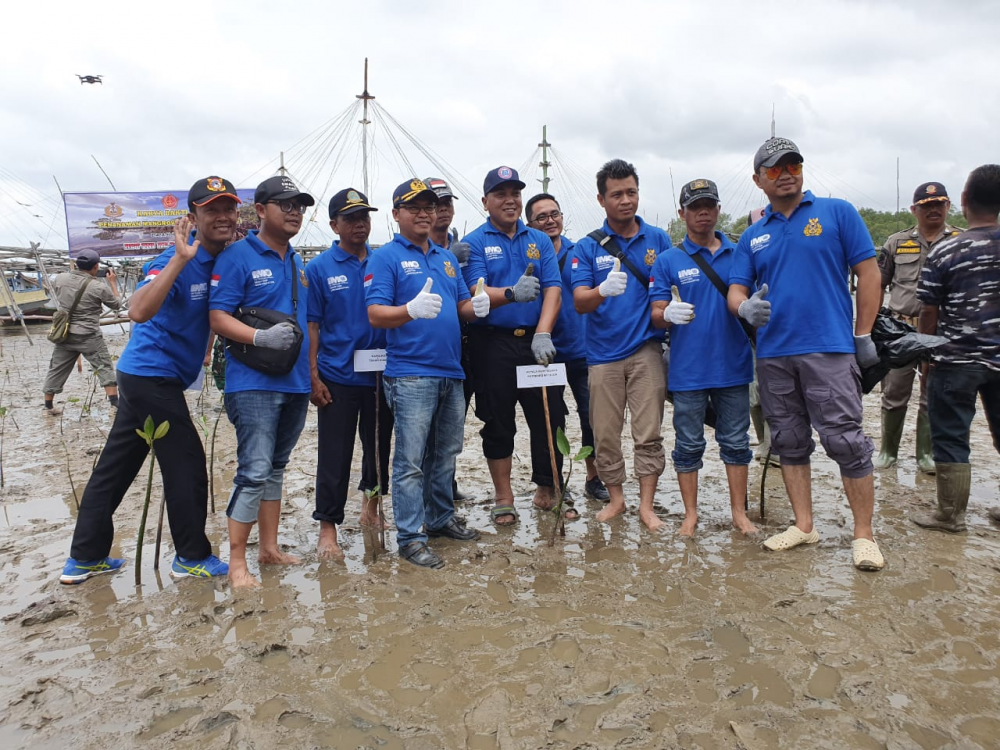 KEMENHUB APRESIASI GERAKAN PENYELAMATAN LINGKUNGAN LAUT MELALUI AKSI PENANAMAN BIBIT MANGROVE