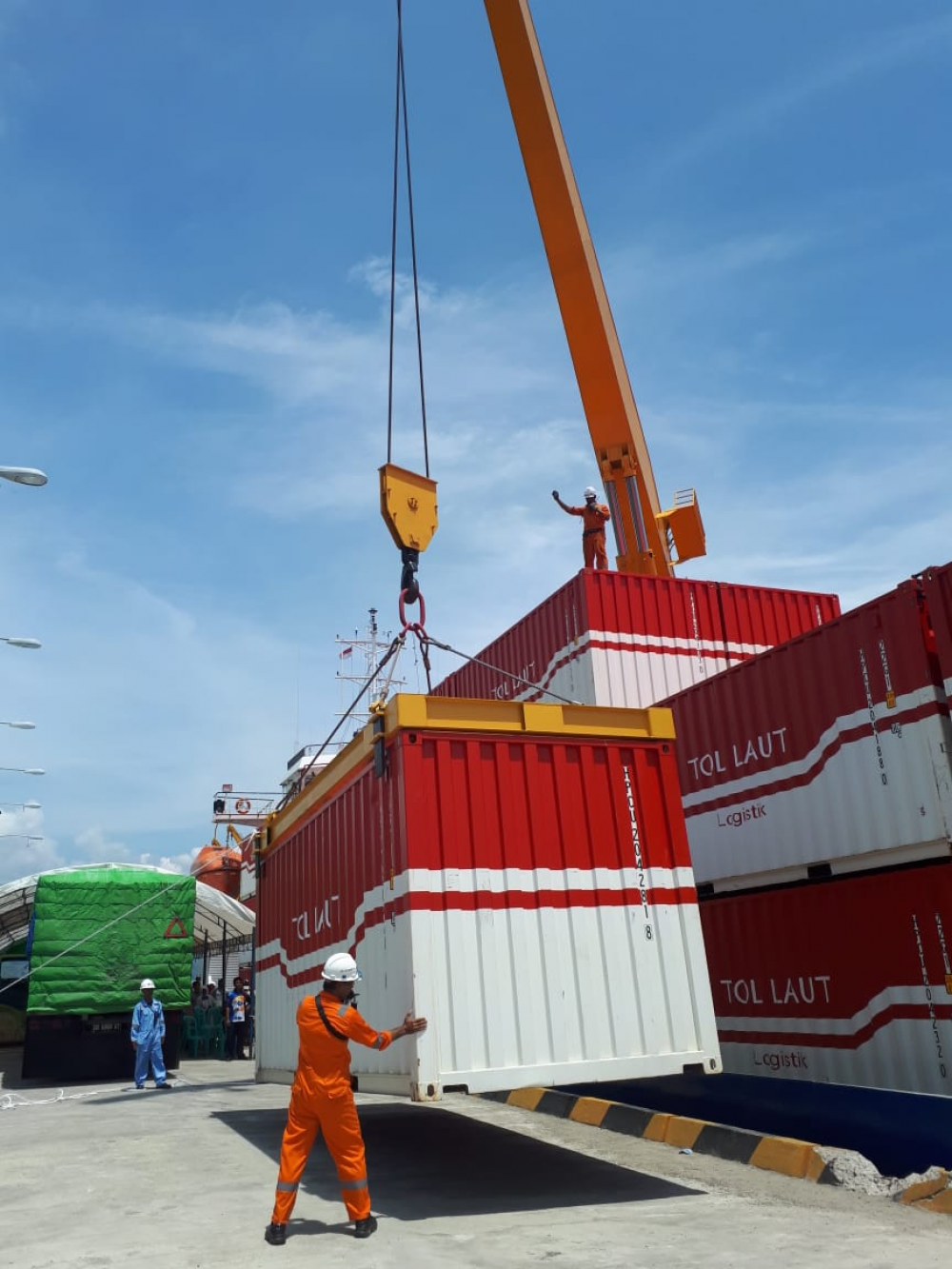 TOL LAUT, PERLANCAR RODA PEREKONOMIAN DAN DISTRIBUSI LOGISTIK NASIONAL