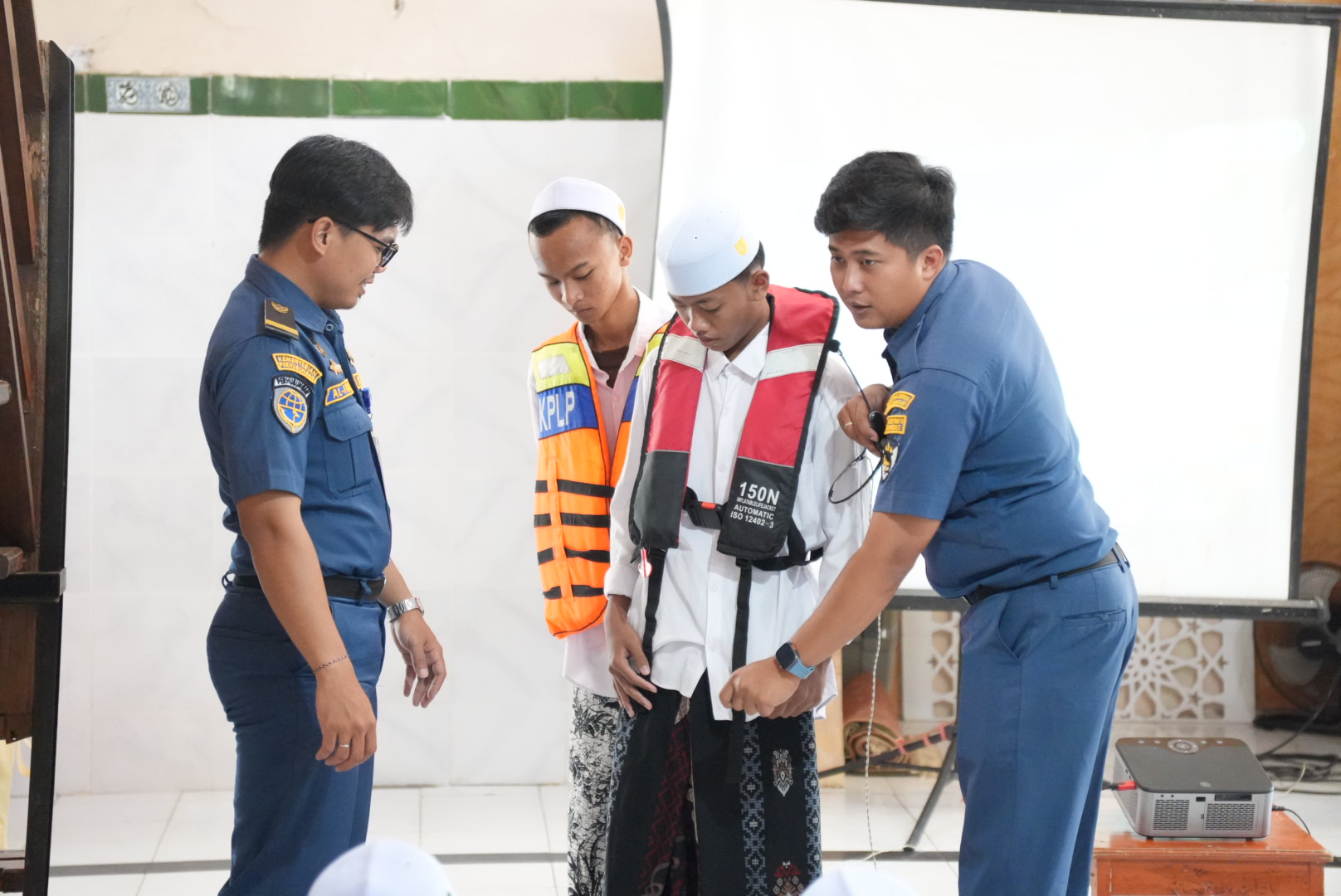 Tanamkan Budaya Aman Sejak Dini, KSOP Kalianget Gelar Sosialisasi Keselamatan Pelayaran di Ponpes Darurrahman