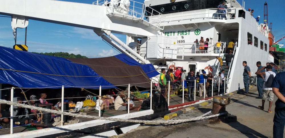 KAPAL NAVIGASI KN. YEFYUS BANTU ANGKUT PENUMPANG DI TIGA PULAU DI PAPUA BARAT