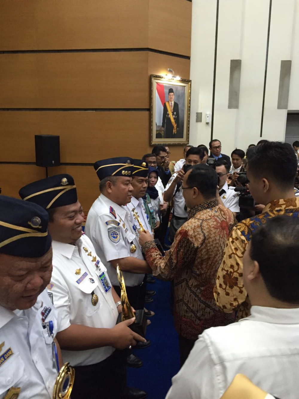 MENHUB BERI PENGHARGAAN KEPADA UNIT PELAYANAN PUBLIK BERPRESTASI DI SEKTOR TRANSPORTASI TAHUN 2016