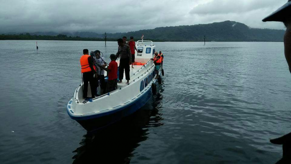 Kapal Patroli Kemenhub Evakuasi Korban Kapal Tenggelam di Perairan Jailolo ‎