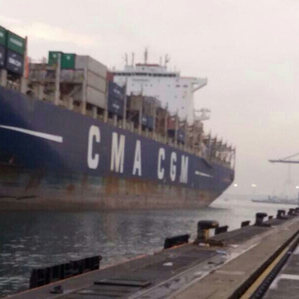MV CMA CGM Tancredi berkapasitas 8.721 TEUs sandar di dermaga Jakarta International Container Terminal (