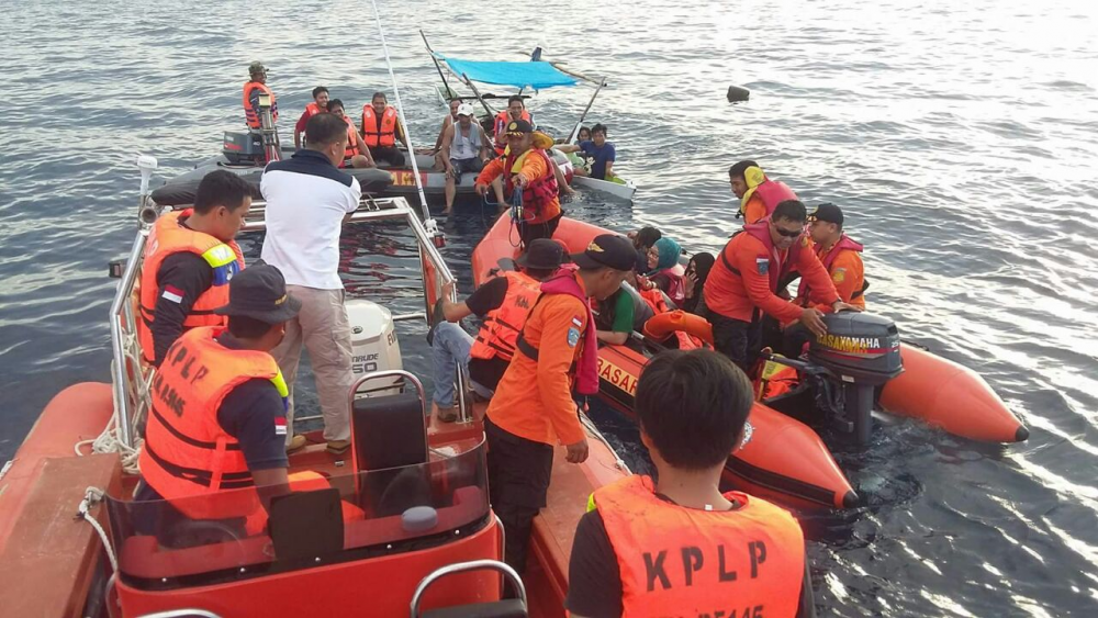 PATROLI LAUT KPLP SELAMATKAN PENUMPANG PERAHU TENGGELAM DI KOLAKA 25/03