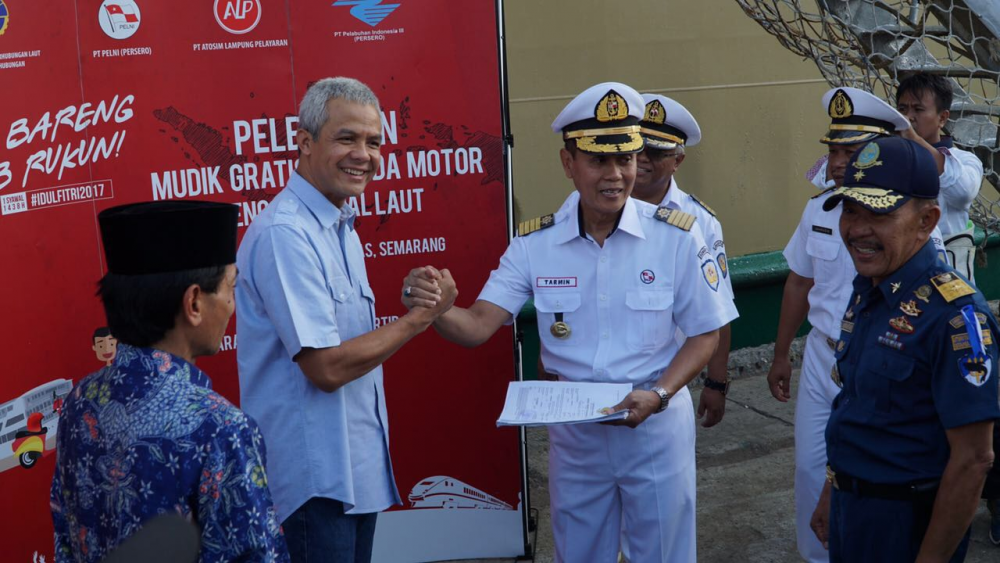 GUBERNUR JATENG LEPAS KAPAL KM DOBONSOLO ANGKUT 1.685 PEMUDIK SEPEDA MOTOR