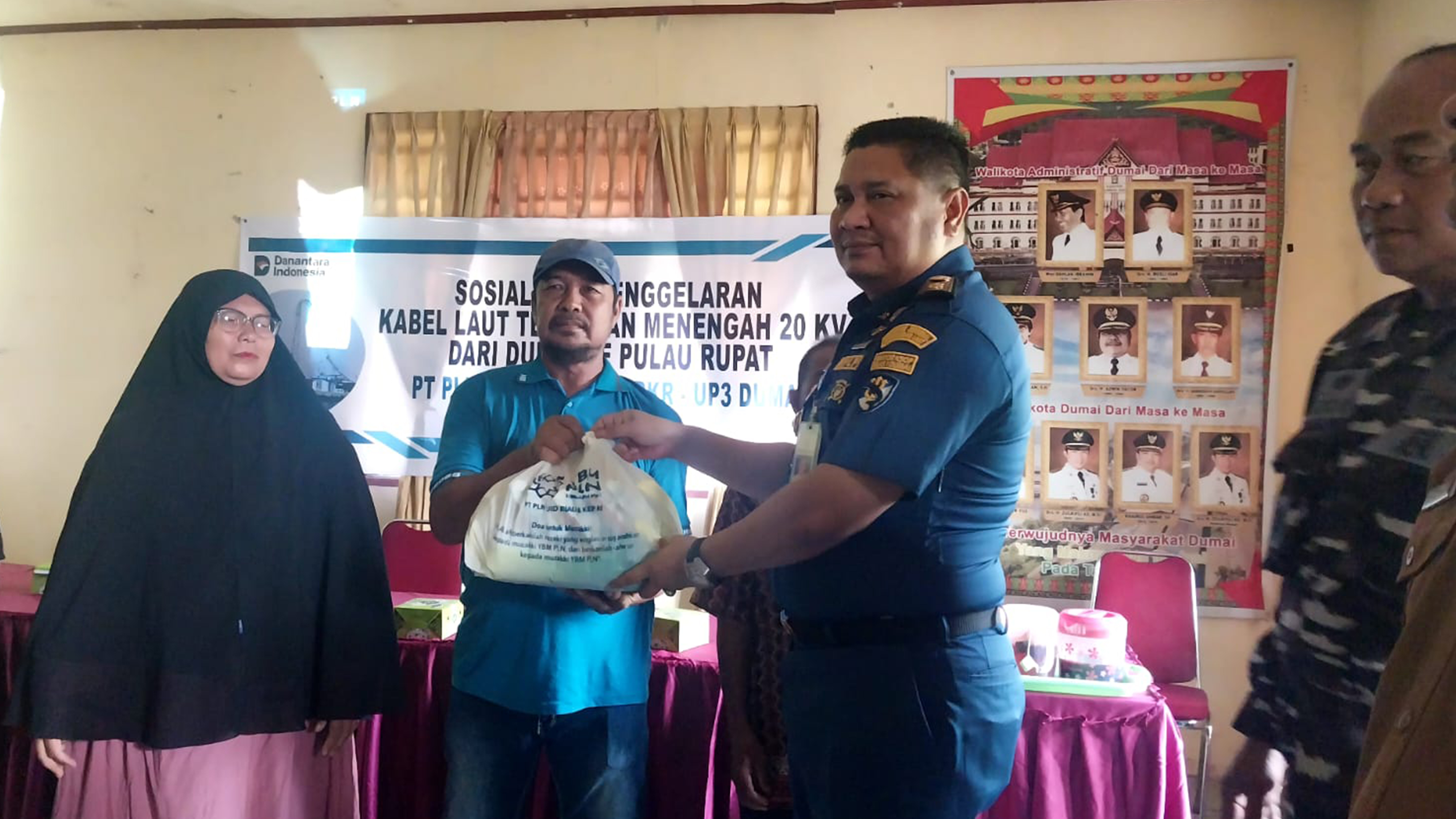Kantor KSOP Kelas I Dumai menghadiri Kegiatan Sosialisasi Penggelaran Kabel Laut Tegangan Menengah 20 KV Dumai - Pulau Rupat PT. PLN UID Riau dan Kepulauan Riau di Aula Kantor Lurah Teluk Makmur.