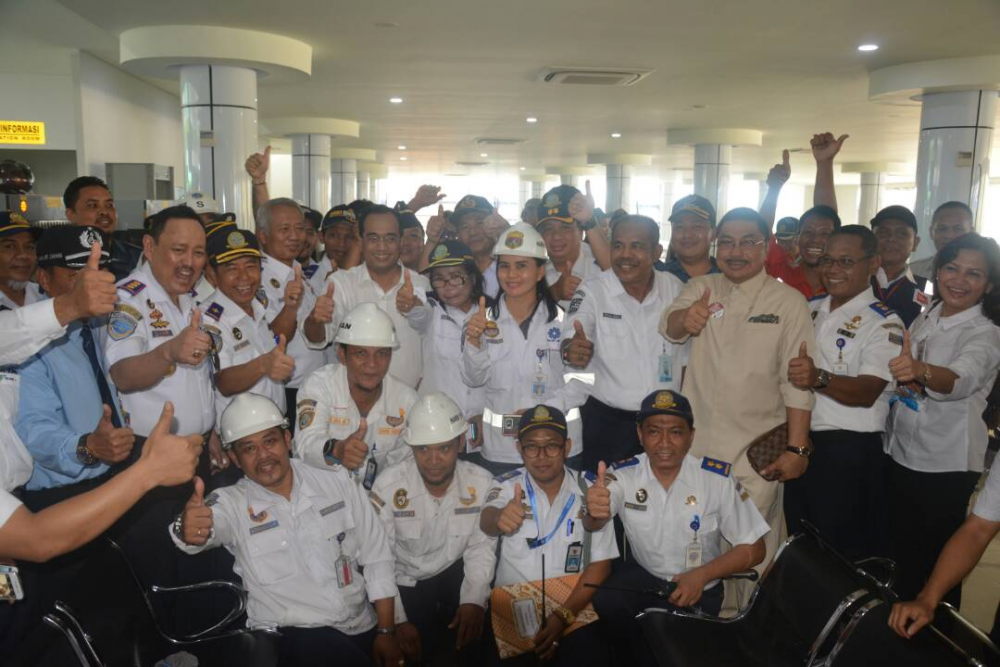 Di Pelabuhan Balikpapan, Menhub Inspeksi KM. Labobar 17/06/2017