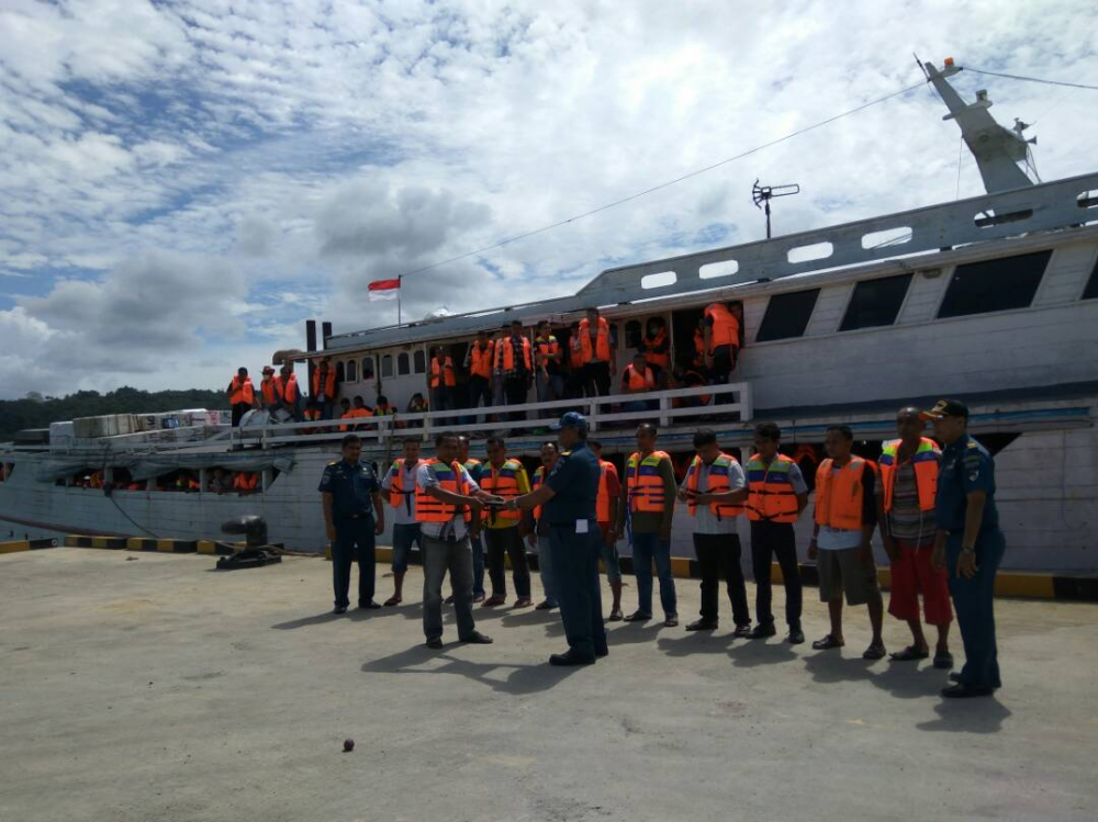 KSOP KENDARI CEK ALAT KESELAMATAN KAPAL ANGKUTAN LAUT LEBARAN 17/06/201
