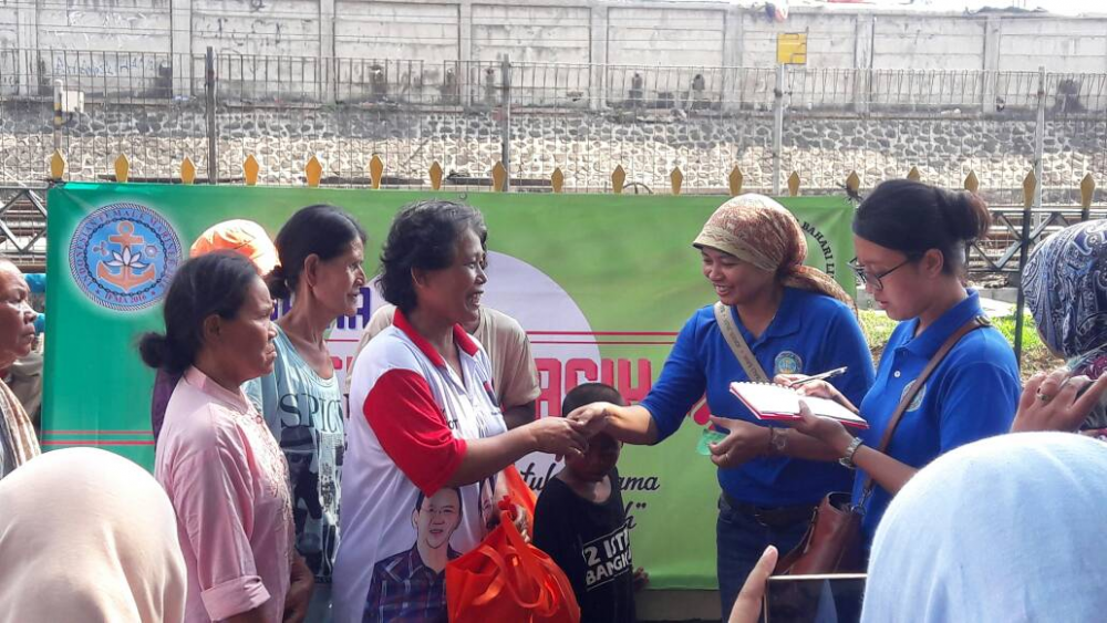 JELANG IDUL FITRI, PARA PELAUT WANITA GELAR BAKTI SOSIAL KEPADA MASYARAKAT