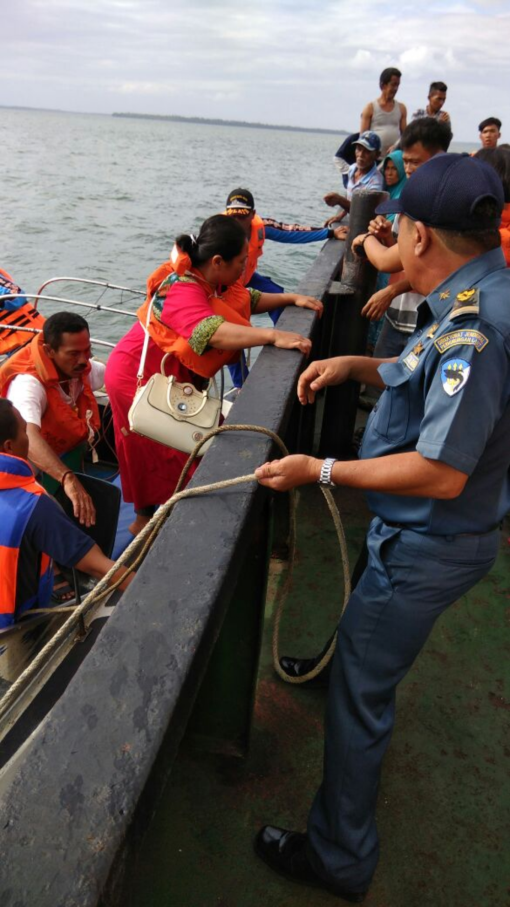 KAPAL KM MADANI NUSANTARA KANDAS, KSOP KOTABARU EVAKUASI PARA PENUMPANG DENGAN SELAMAT