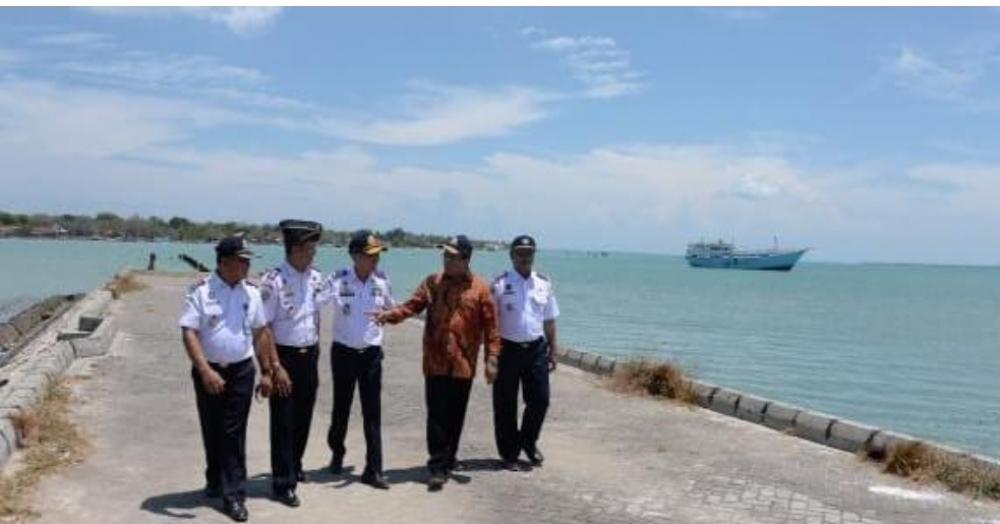 MANGKRAK 10 TAHUN, MENHUB MINTA PELINDO III KELOLA PELABUHAN PENYEBERANGAN KALIANGET