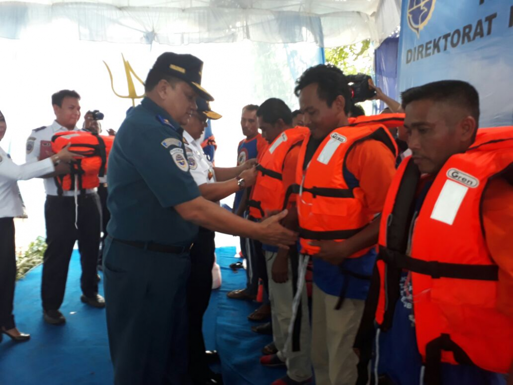 KEMENHUB BERIKAN BANTUAN TIGA RATUS LIFE JACKET UNTUK PELAYARAN RAKYAT DI BANJARMASIN
