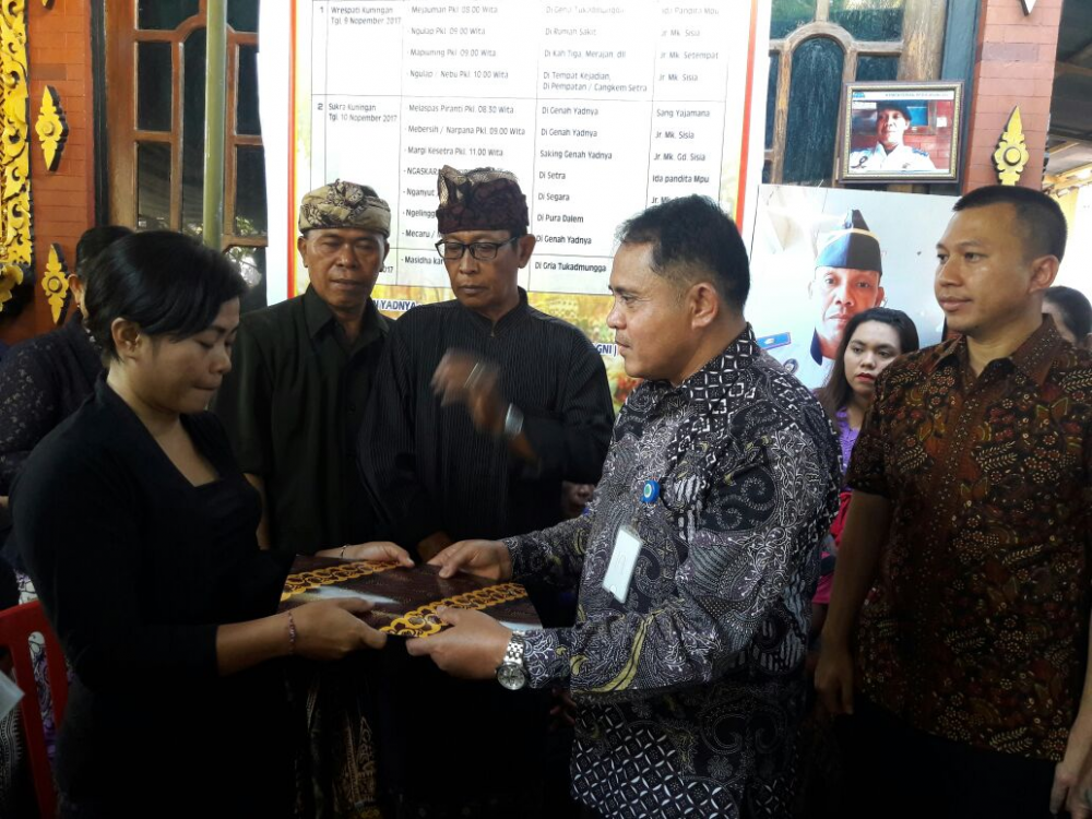 KEMENHUB SERAHKAN SANTUNAN ATAS MENINGGALNYA KUPP KELAS III GILIMANUK 1