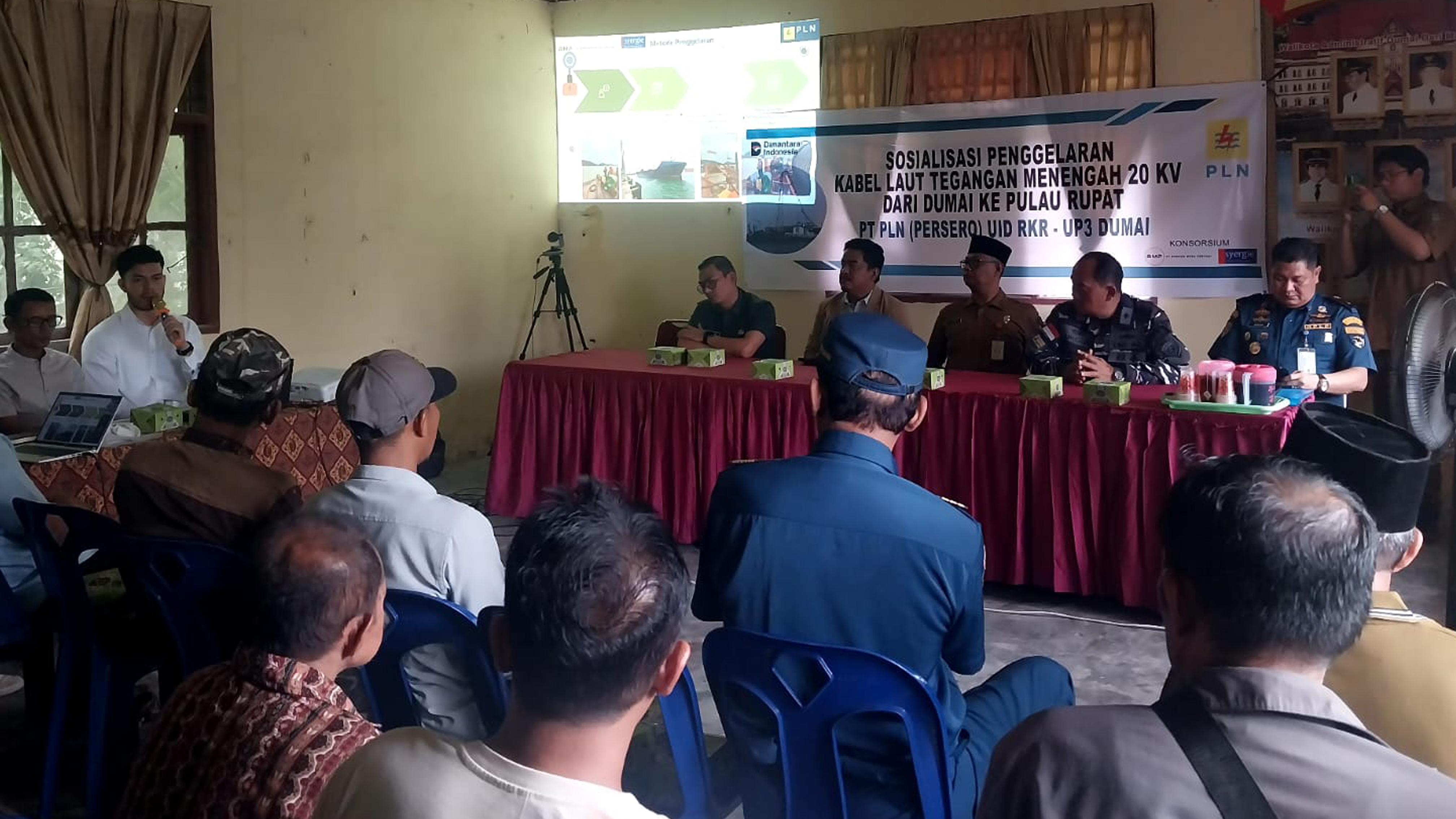 Kantor KSOP Kelas I Dumai menghadiri Kegiatan Sosialisasi Penggelaran Kabel Laut Tegangan Menengah 20 KV Dumai - Pulau Rupat PT. PLN UID Riau dan Kepulauan Riau di Aula Kantor Lurah Teluk Makmur.