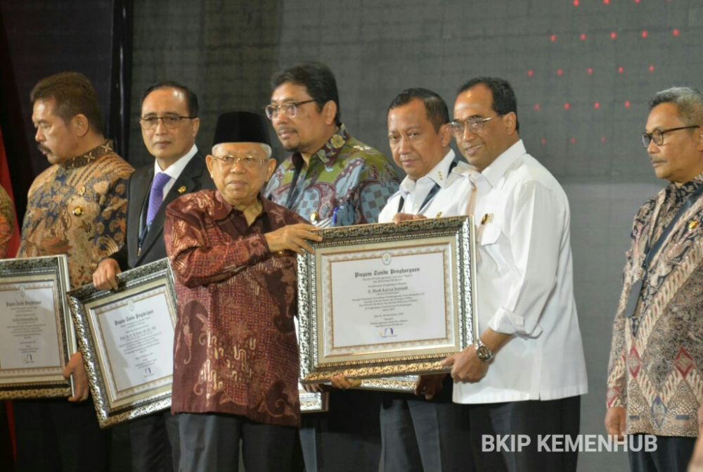 MENHUB RAIH PENGHARGAAN SEBAGAI PEMIMPIN PERUBAHAN PEMBANGUNAN ZONA INTEGRITAS BEBAS KORUPSI
