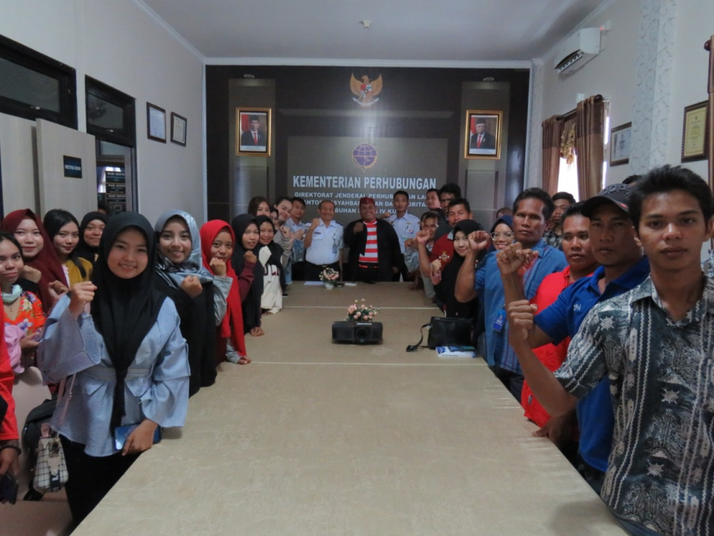RATUSAN PESERTA DIKLAT PEMBERDAYAAN MASYARAKAT DI KUMAI TERIMA SERTIFIKAT BST