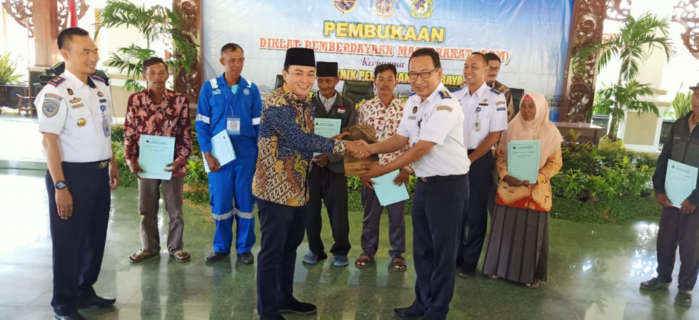 KEMENHUB KEMBALI SERAHKAN PAS KECIL KAPAL NELAYAN DI WILAYAH MADURA 23/