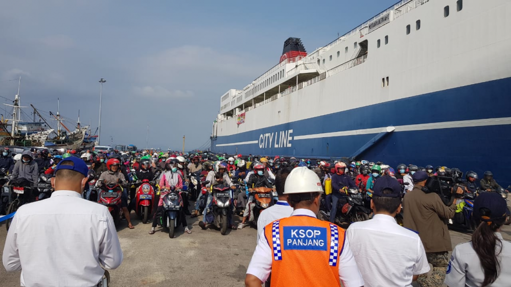 KSOP PANJANG SAMBUT RATUSAN PEMUDIK GRATIS KAPAL RORO KMP. MUTIARA BERKAH I DAN KRI BANDA ACEH