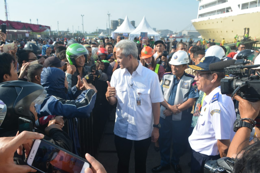GUBERNUR JATENG SAMBUT RIBUAN PEMUDIK SEPEDA MOTOR DENGAN KAPAL LAUT DI PELABUHAN TANJUNG EMAS SEMARANG
