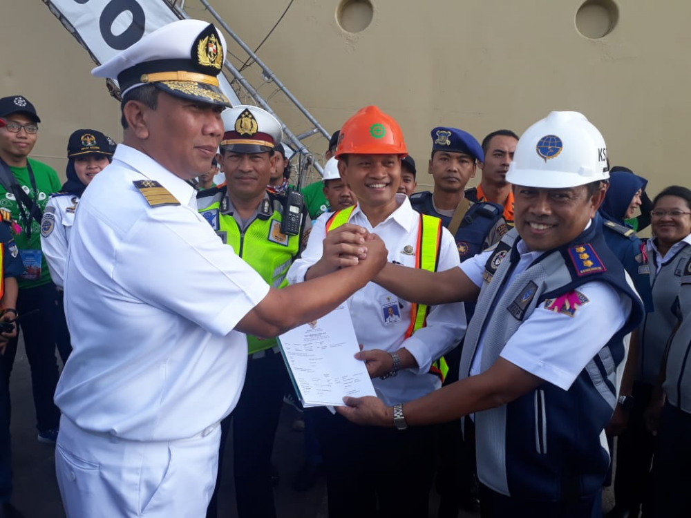 PERDANA! RIBUAN PEMUDIK ARUS BALIK GRATIS DENGAN SEPEDA MOTOR DIANGKUT KAPAL KM.DOBONSOLO MENUJU JAKARTA