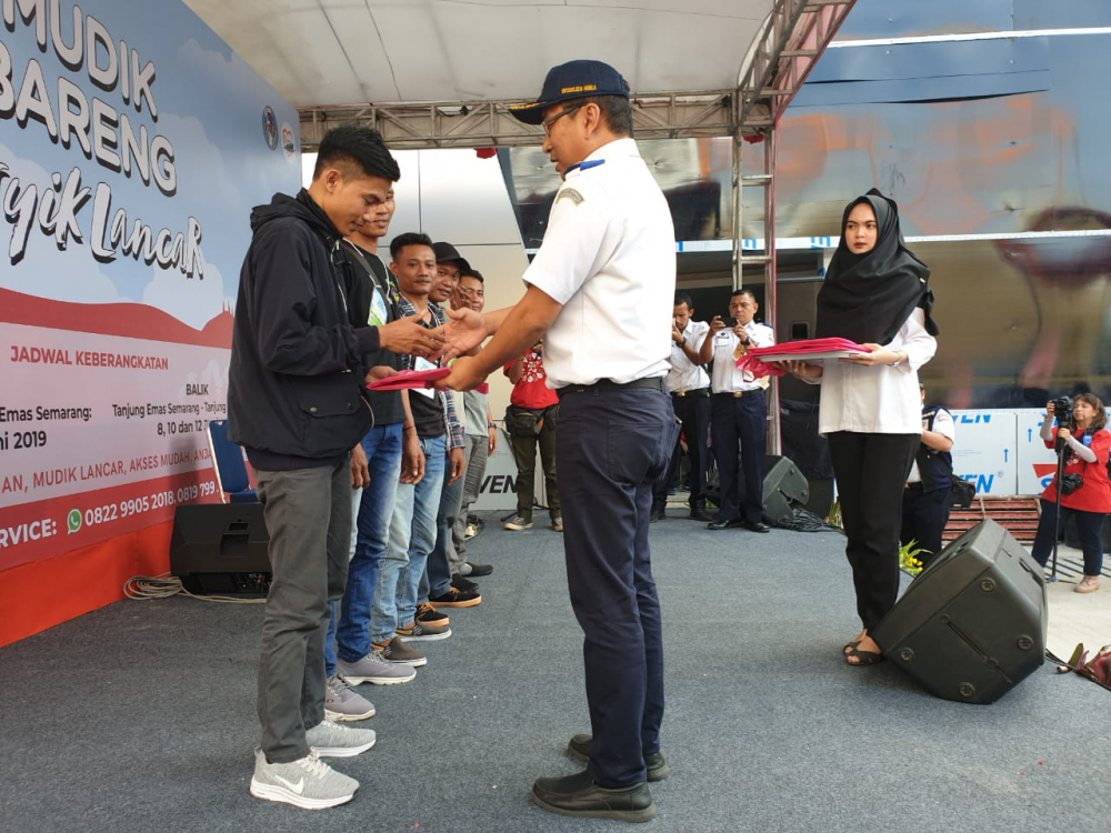 PERDANA! KEMENHUB LEPAS 1.982 PEMUDIK SEPEDA MOTOR DENGAN KAPAL LAUT TUJUAN SEMARANG
