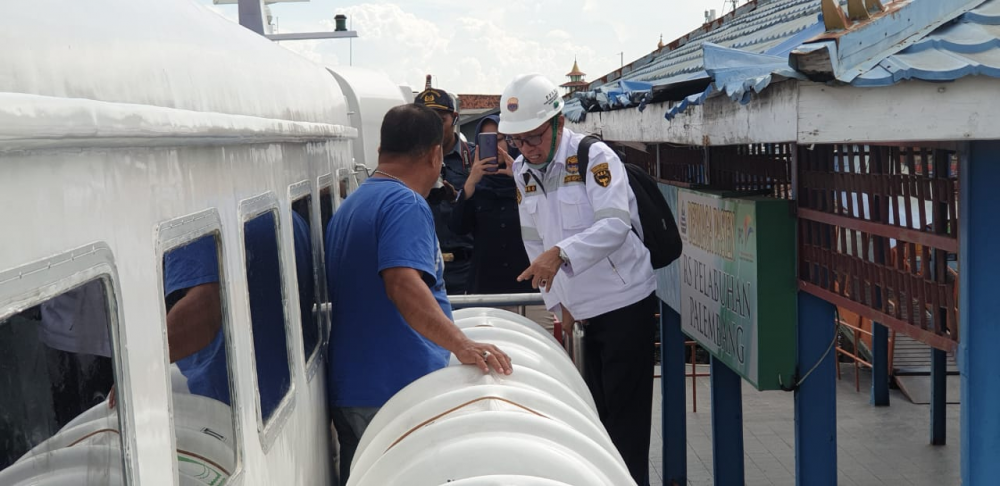 MARINE INSPECTOR DITJEN HUBLA PERIKSA KELAIKLAUTAN KAPAL CEPAT DI PELABUHAN BOOM BARU