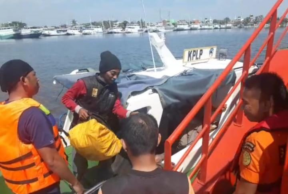 DUA KAPAL SEA AND COAST GUARD SYAHBANDAR MAKASSAR EVAKUASI 16 ORANG PENUMPANG KLM RAHMAT ILLAHI
