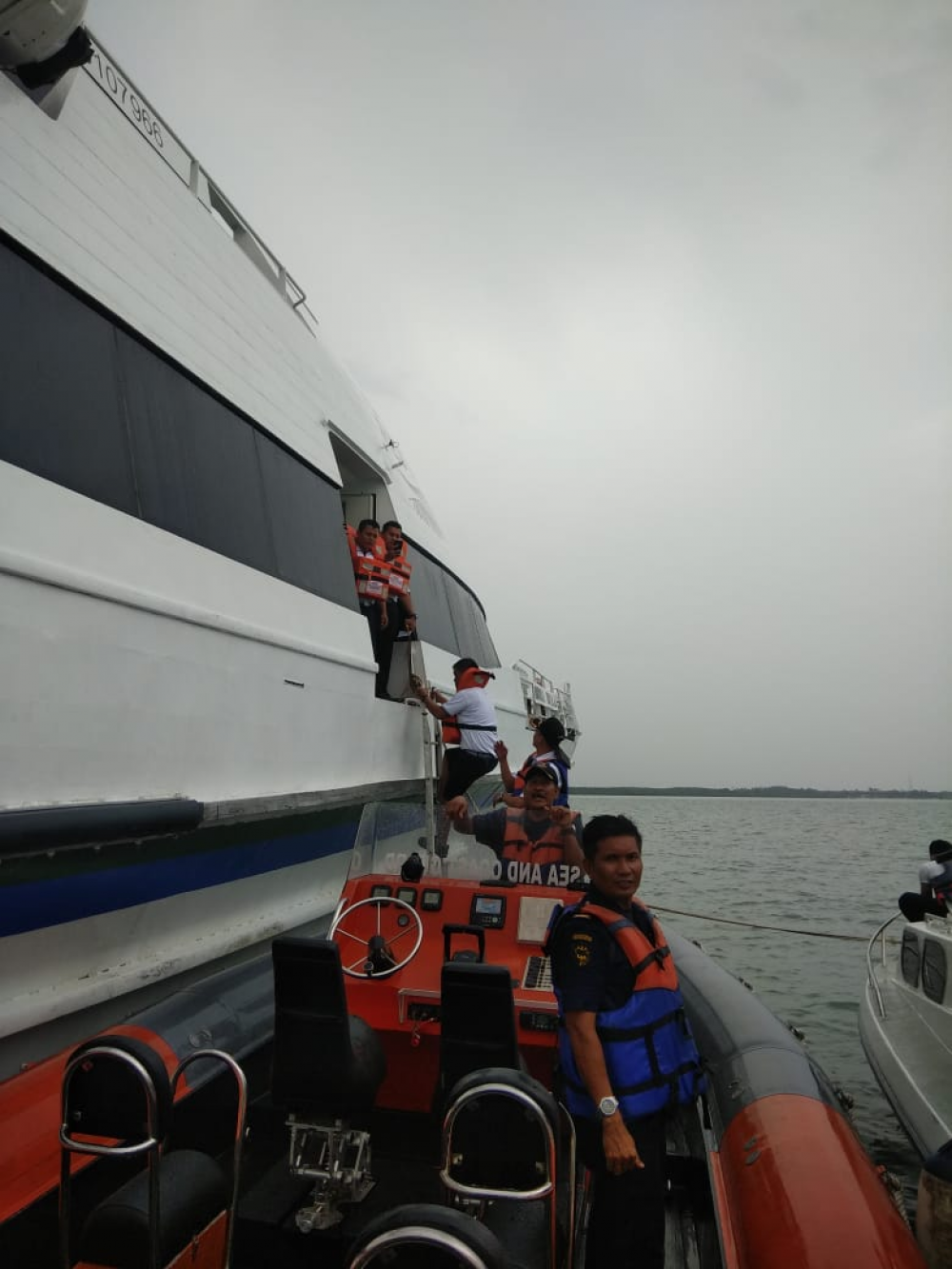 KAPAL PENJAGAAN LAUT DAN PANTAI (SEA AND COAST GUARD) TANJUNG UBAN EVAKUASI 40 PENUMPANG KAPAL MV INDERA