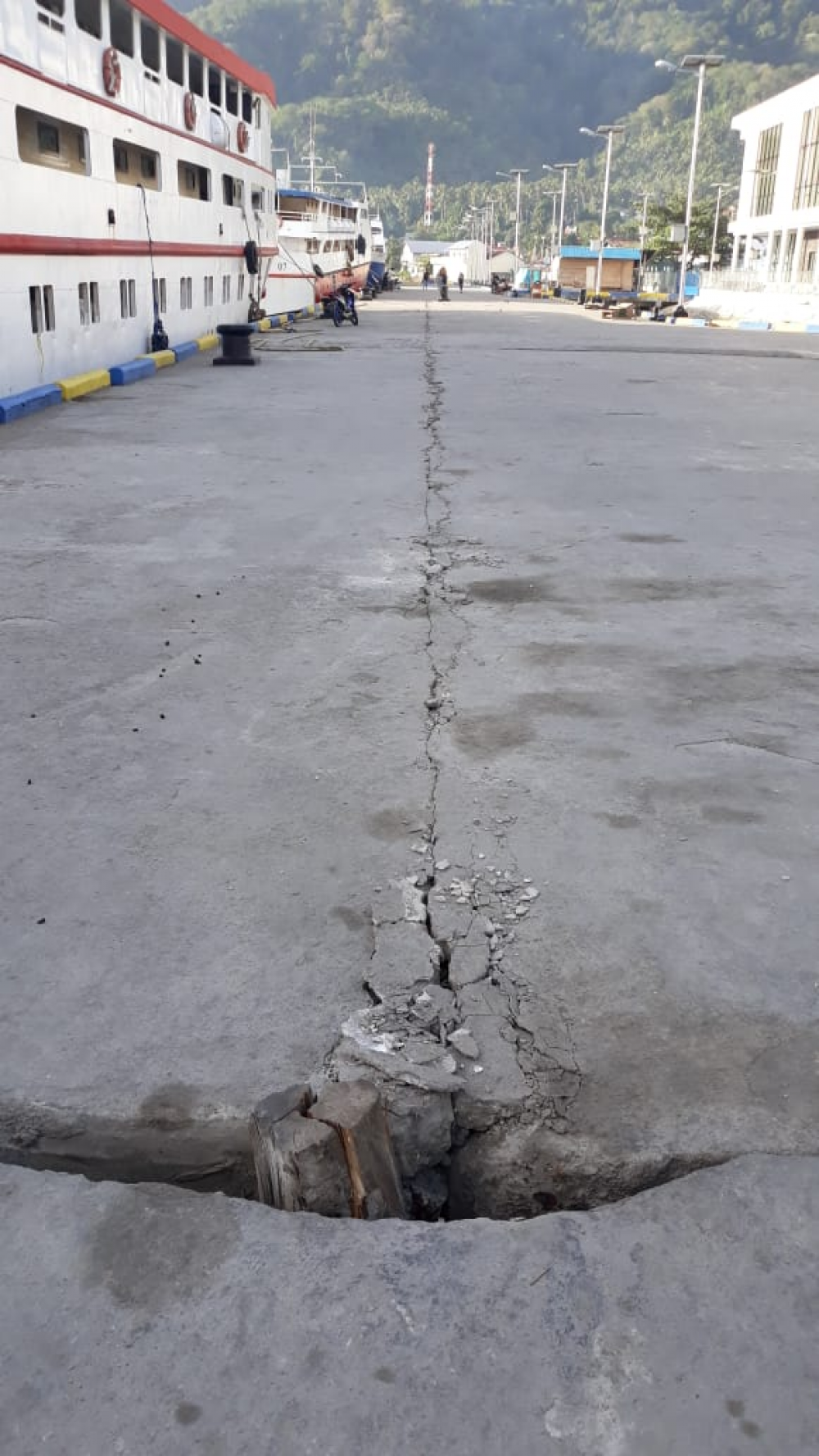 AKTIVITAS PELAYARAN DI PELABUHAN BABANG KEMBALI NORMAL PASCA GEMPA BUMI MALUKU UTARA