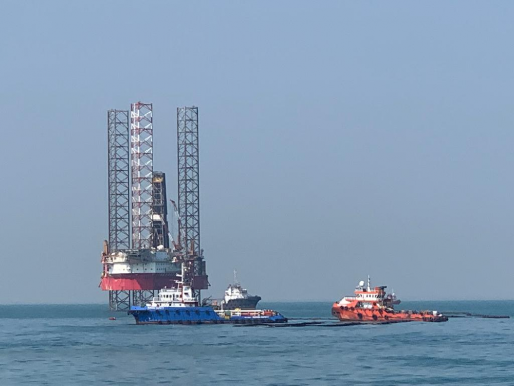OIL BOOM SEPANJANG 8.605 METER TELAH DIGELAR HALAU TUMPAHAN MINYAK DARI ANJUNGAN PHE ONWJ DI PANTAI UTAR