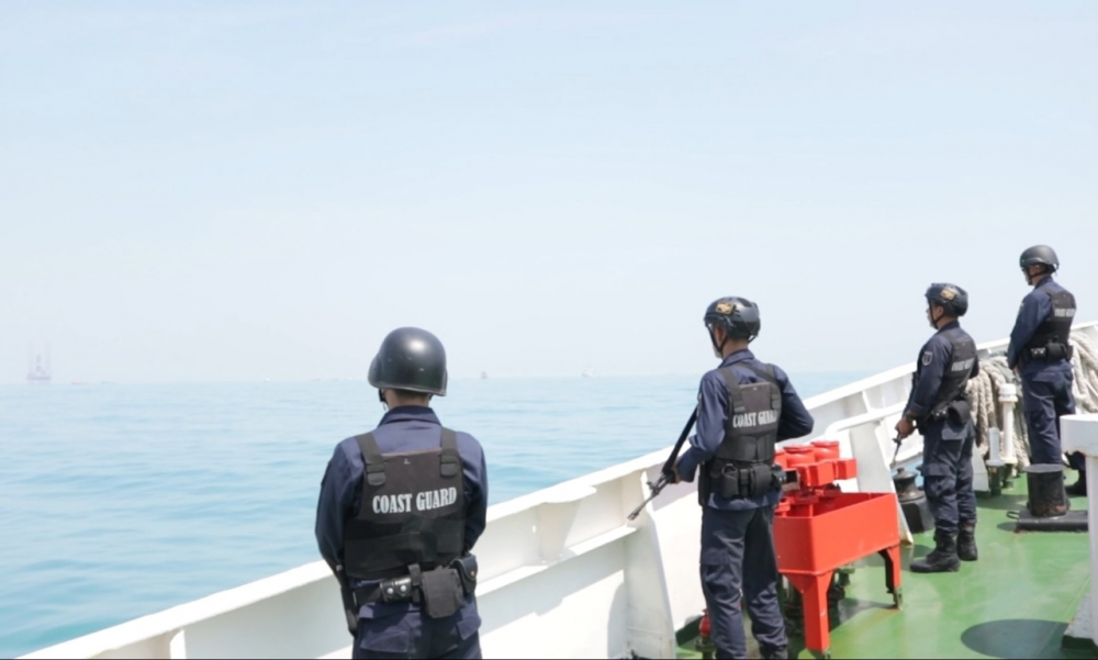 KAPAL PATROLI SEA AND COAST GUARD KN. ALUGARA SIAP SIAGA AWASI PENANGANAN TUMPAHAN MINYAK DI TANJUNG KAR