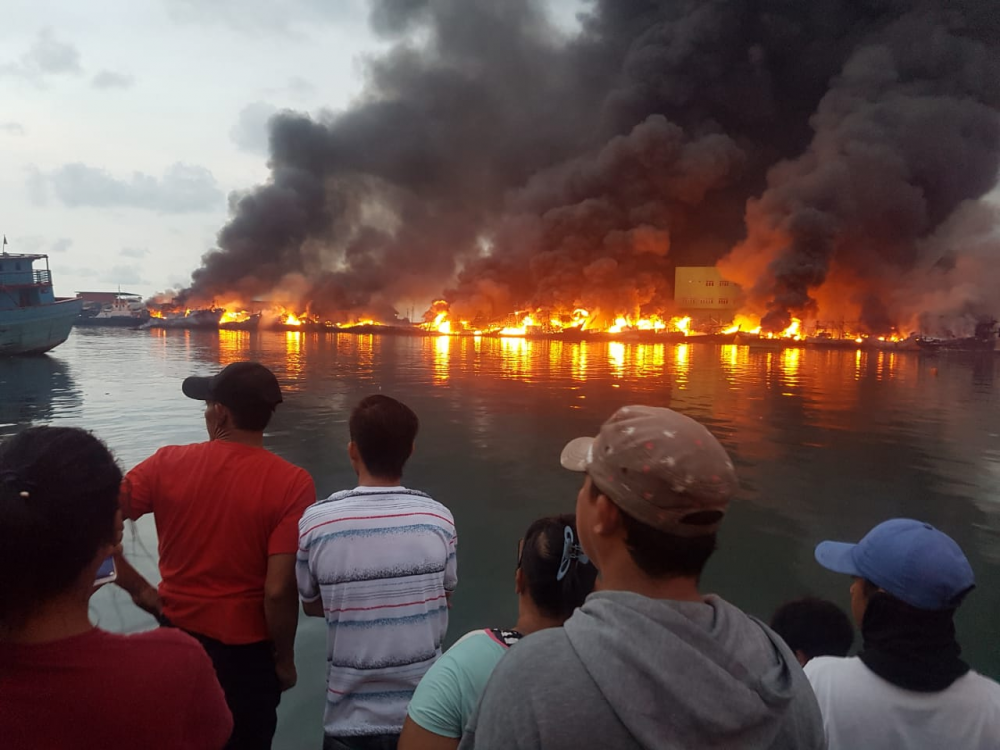 16 KAPAL PENANGKAP IKAN TERBAKAR DI PELABUHAN PERIKANAN MUARA BARU, UPAYA PEMADAMAN MASIH TERUS DILAKUKA