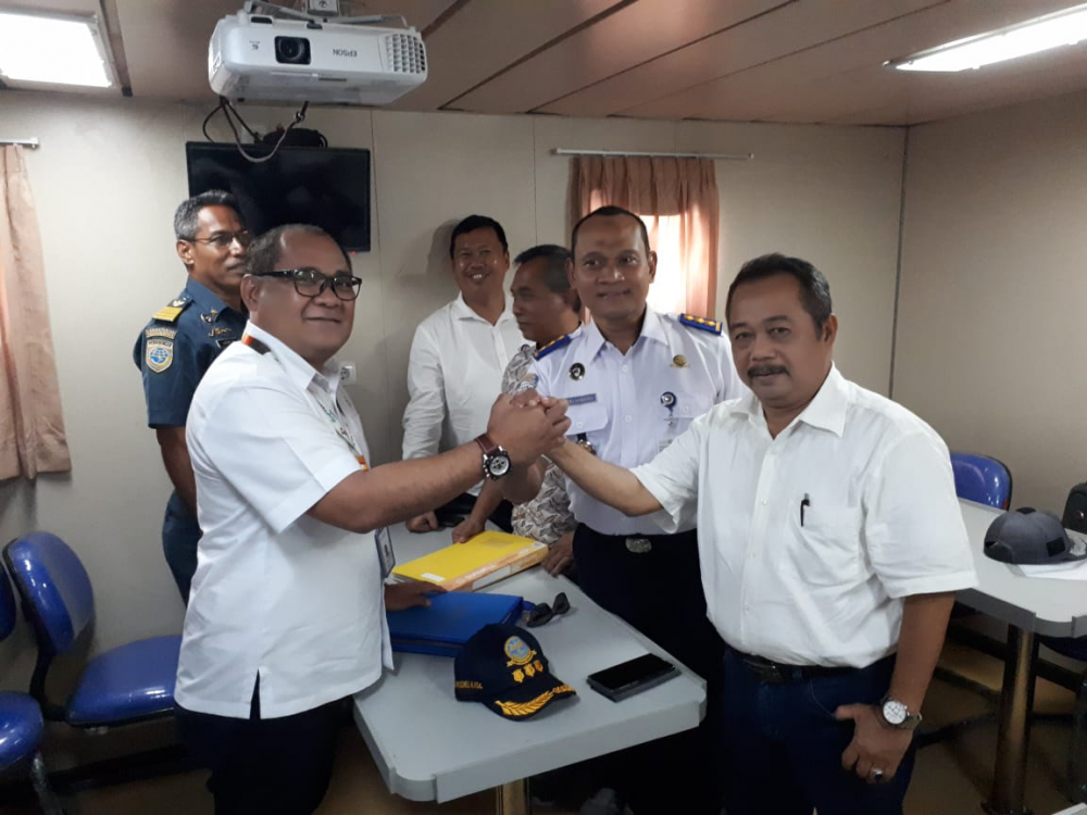 KEMENHUB SERAHKAN DUA KAPAL PERINTIS OPTIMALKAN DUKUNGAN TERHADAP TOL LAUT DAN KONEKTIVITAS ANTAR PULAU