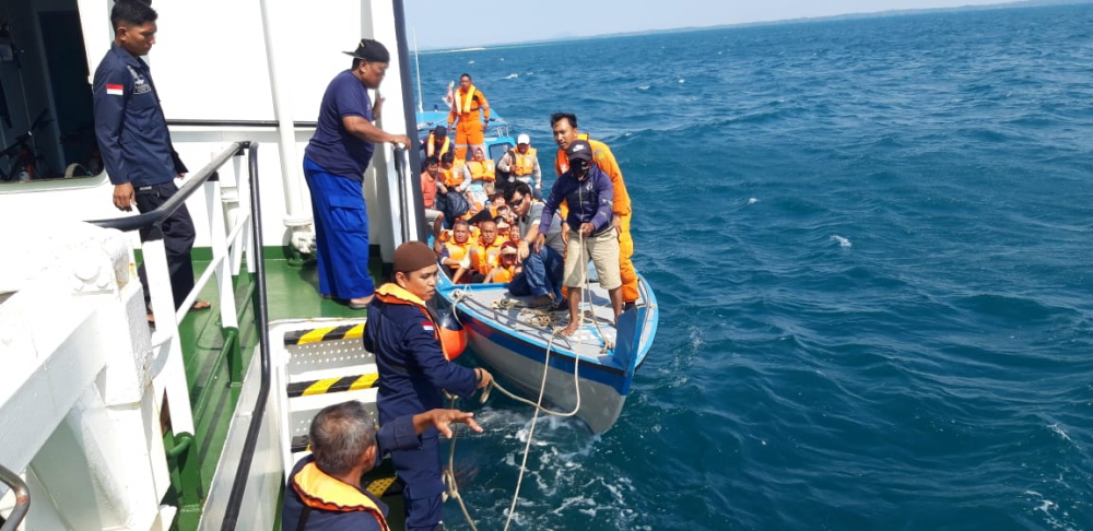 KAPAL KNP. SAROTAMA BERHASIL EVAKUASI PENUMPANG KAPAL BERBENDERA SINGAPURA YANG KANDAS DI PERAIRAN KEPRI