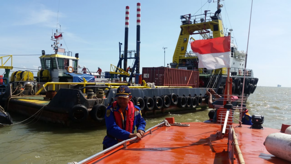 TEGAKAN ATURAN DALAM PENJAGAAN LAUT DAN PANTAI, KSOP GRESIK AMANKAN DUA KAPAL YANG LAKUKAN PENGERUKAN IL