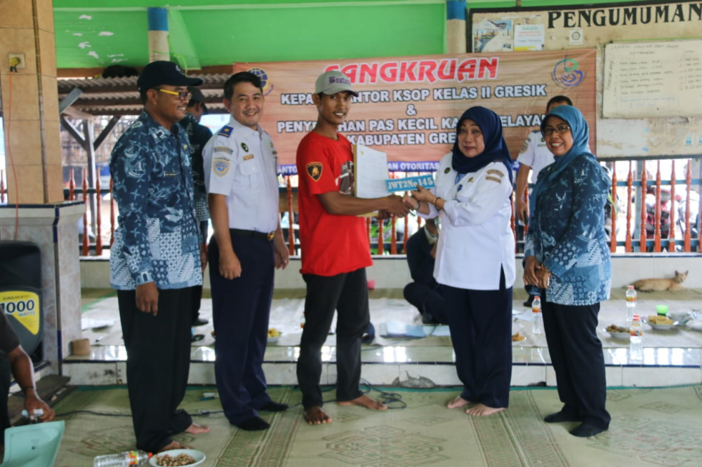 RATUSAN PAS KECIL KAPAL PENANGKAP IKAN DISERAHKAN KEPADA NELAYAN DI WILAYAH PELABUHAN GRESIK