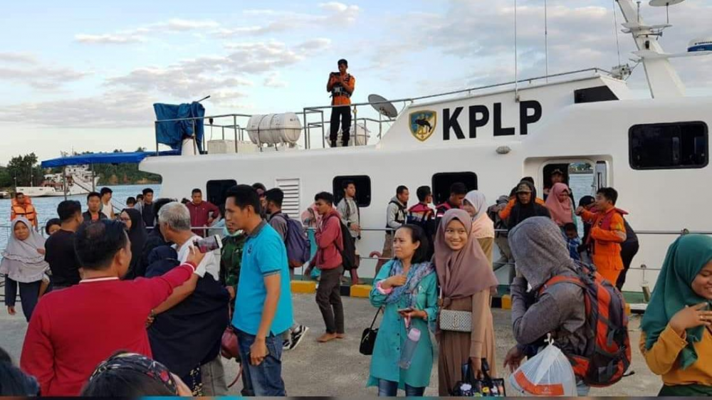 ALAMI GANGGUAN TEKNIS, PELAYAR DI KAPAL KM. ILHAM DIEVAKUASI OLEH KAPAL SEA AND COAST GUARD KNP.370 MILI