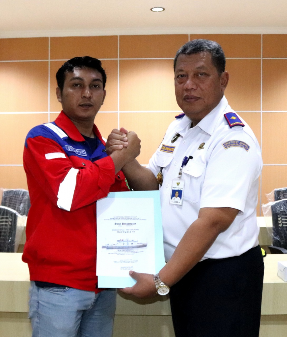 KEMENHUB BERIKAN PENGHARGAAN UNTUK AKSI PARA NAKHODA MENYELAMATKAN KAPAL HANYUT