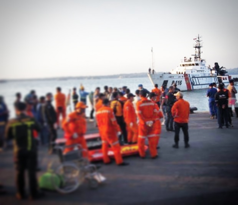 BAWA 56 KORBAN KM. SANTIKA NUSANTARA, KAPAL SEA AND COAST GUARD KNP. CHUNDAMANI DISAMBUT GUBERNUR JAWA T